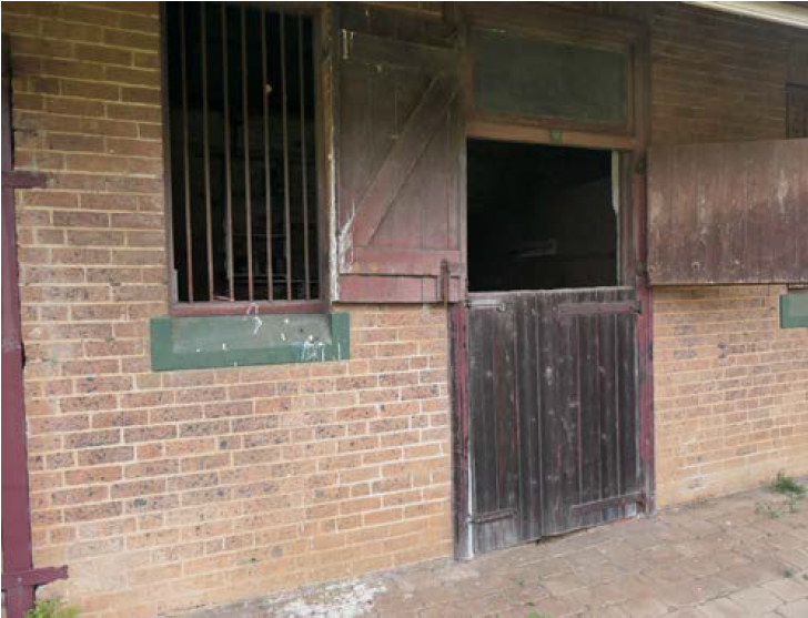 Individual stable bay